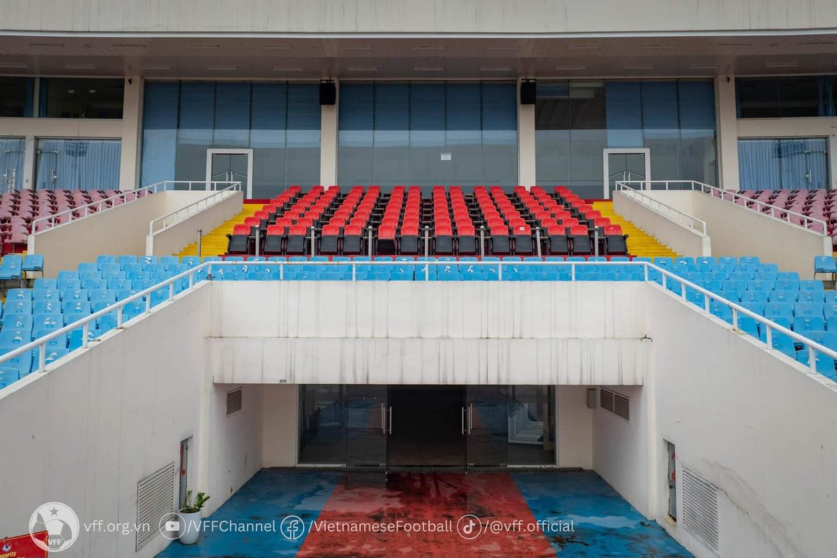 Theo ghi nhận, mặt sân Mỹ Đình bảo đảm chất lượng tốt. Sau nhiều ngày không tổ chức sự kiện, các hàng ghế trên khán đài bám bụi bẩn và được các công nhân gấp rút lau dọn.