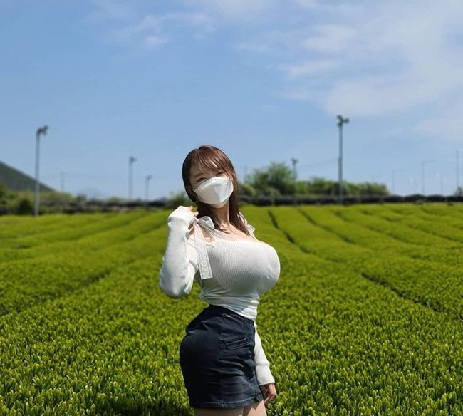 Velvet thường xuyên đăng tải những hình ảnh xinh đẹp, nóng bỏng, khoe vòng một siêu khủng và vòng eo con kiến của mình trên trang cá nhân.