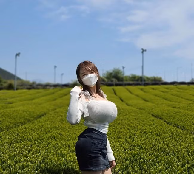 Velvet thường xuyên đăng tải những hình ảnh xinh đẹp, nóng bỏng, khoe vòng một siêu khủng và vòng eo con kiến của mình trên trang cá nhân.