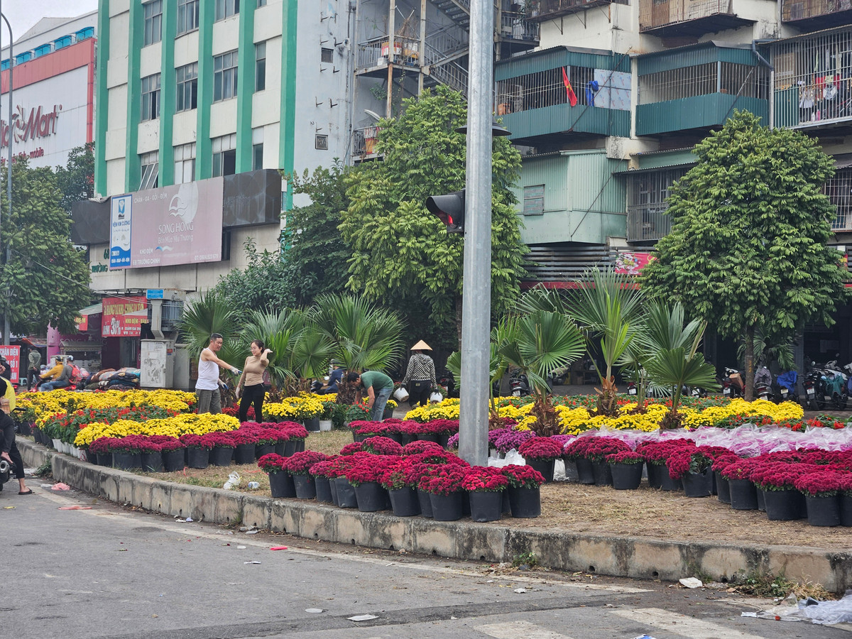 Những người dân sống xung quanh ngã tư này rất ủng hộ việc đặt hoa để xóa điểm rác đen.