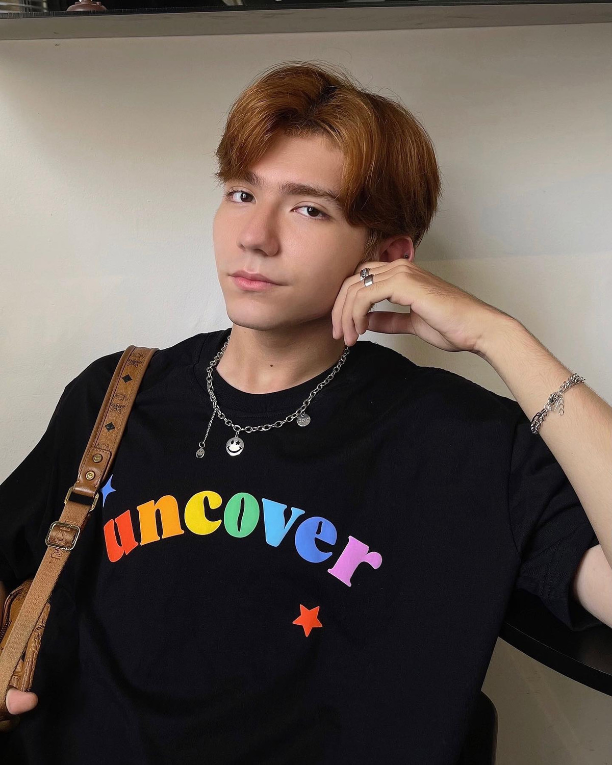 Sau khi ngắm ảnh thẻ của Cullen, nhiều cư dân mạng nhận xét cả khí chất và nhan sắc của cậu bạn có nhiều nét tương đồng với mỹ nam Kazuma Mitchell.