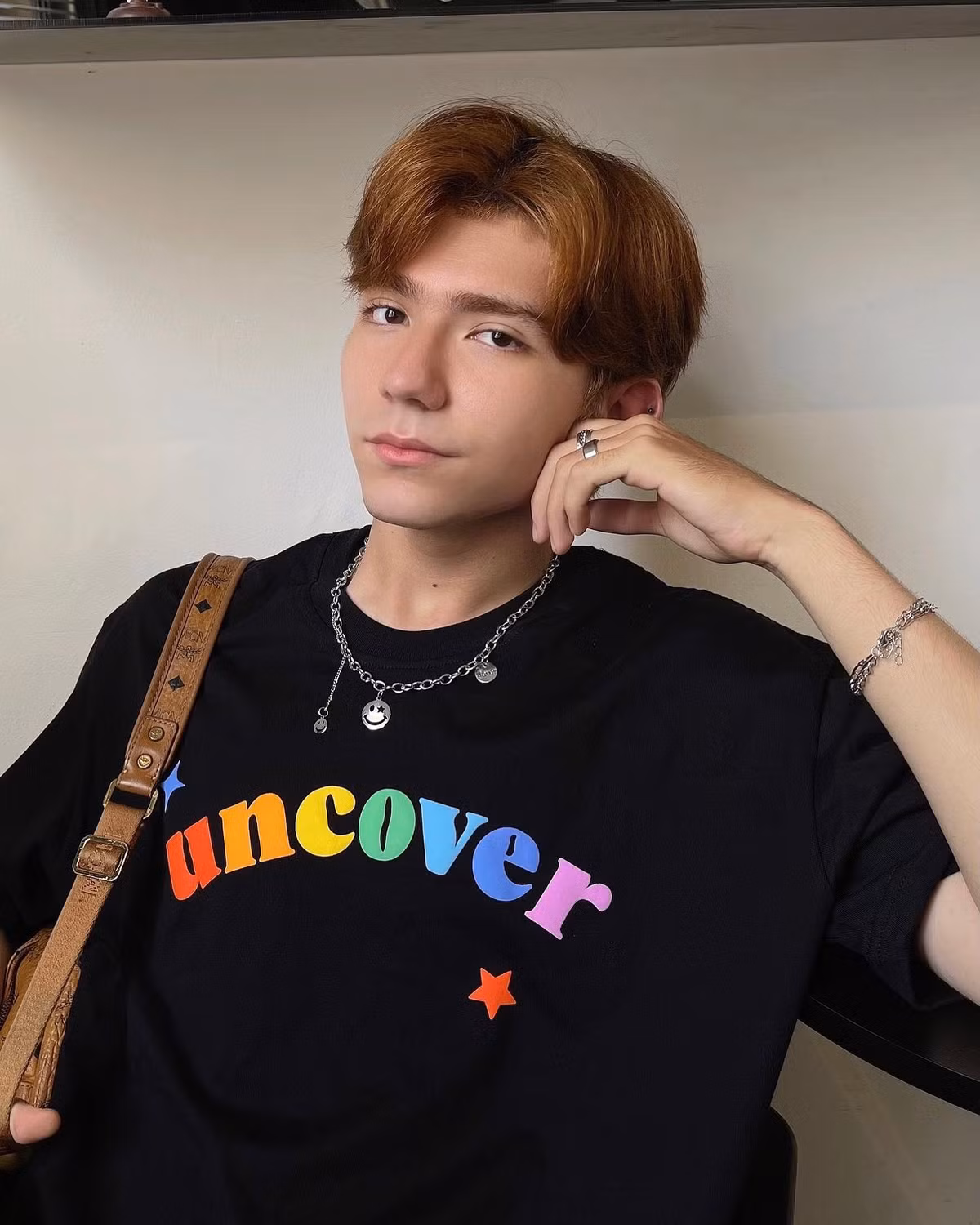 Sau khi ngắm ảnh thẻ của Cullen, nhiều cư dân mạng nhận xét cả khí chất và nhan sắc của cậu bạn có nhiều nét tương đồng với mỹ nam Kazuma Mitchell.