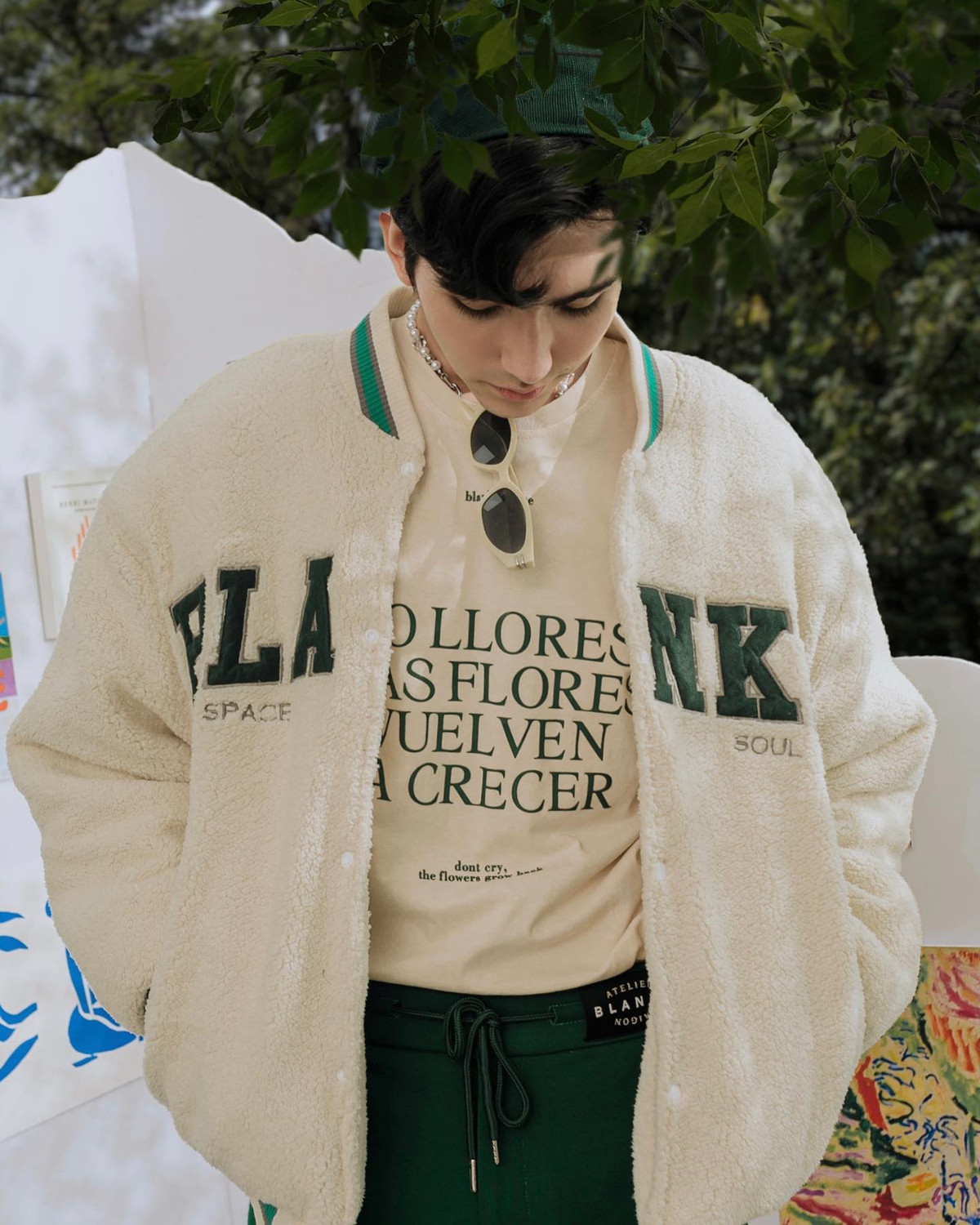 Hiện tại, "hot boy ảnh thẻ" của chúng ta đang làm mẫu ảnh và nhân viên của một thương hiệu thời trang.