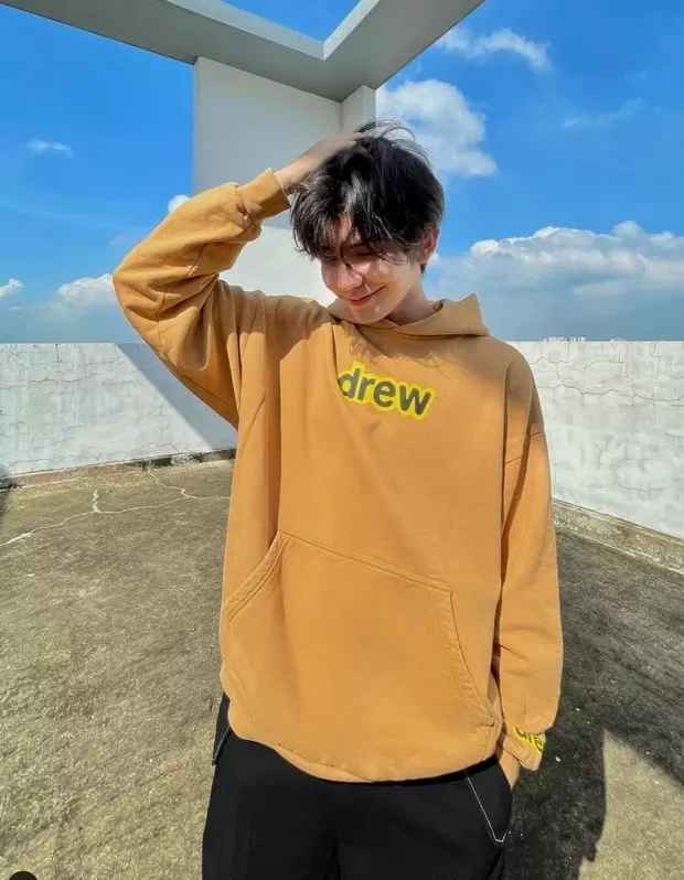 Clip dài vỏn vẹn 19 giây, nhưng Cullen đã kịp khoe visual đỉnh cao, chấp cả cam thường với sống mũi cao và nụ cười toả nắng.