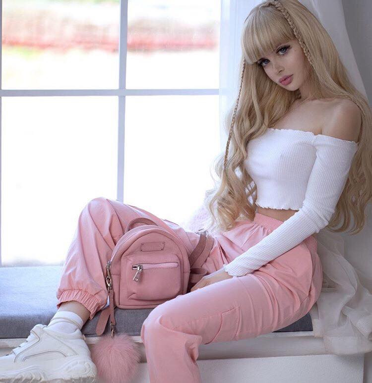 Không chỉ bị ép về mặt thời trang, ngay cả vấn đề ăn uống của Angelica Kenova cũng bị bố mẹ quản lý chặt chẽ. Để con gái có vóc dáng nhỏ nhắn, thon gọn như búp bê, bố mẹ người đẹp đã lên kế hoạch ăn uống hà khắc đồng thời thuê thêm huấn luyện viên thể dục riêng.