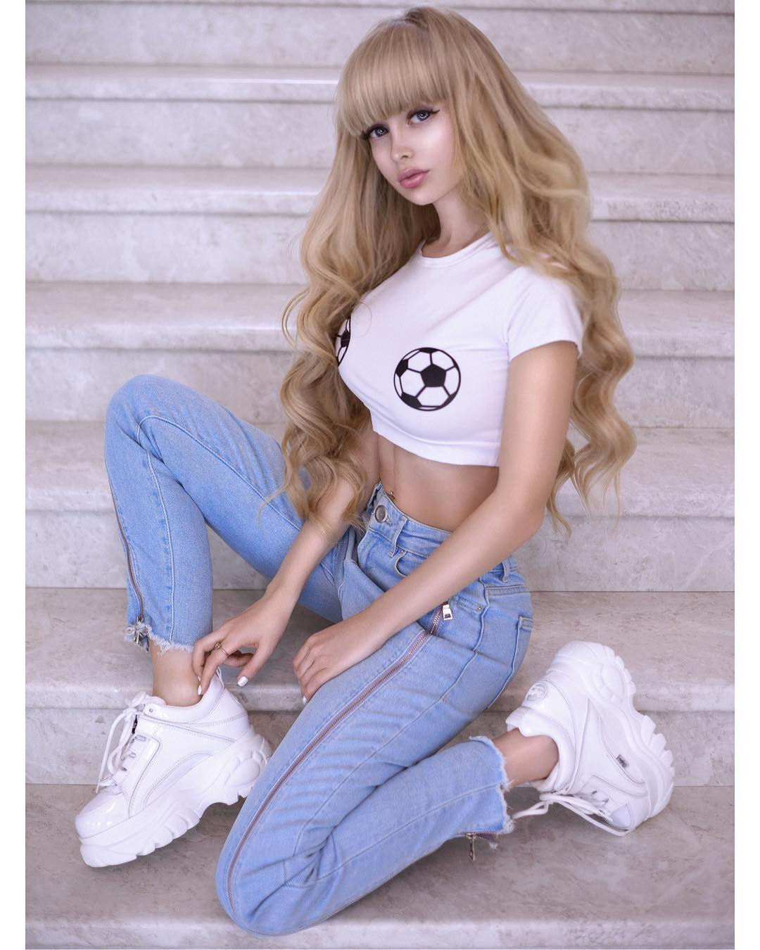 Năm 11 tuổi, Angelica Kenova được gửi đến trường học thuộc dạng có tiếng. Thậm chí, bố mẹ người đẹp cũng sẵn sàng chi số tiền lớn để con gái tận hưởng dịch vụ đắt đỏ từ ăn uống đến thời trang… Miễn rằng, cô nghe theo sự sắp xếp của họ.