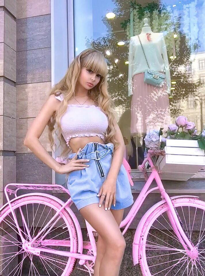 Trước kia, dân mạng yêu thích Angelica Kenova bởi vẻ ngoài dễ thương thì bây giờ, họ phải ngỡ ngàng trước phong cách quyến rũ, hở bạo.