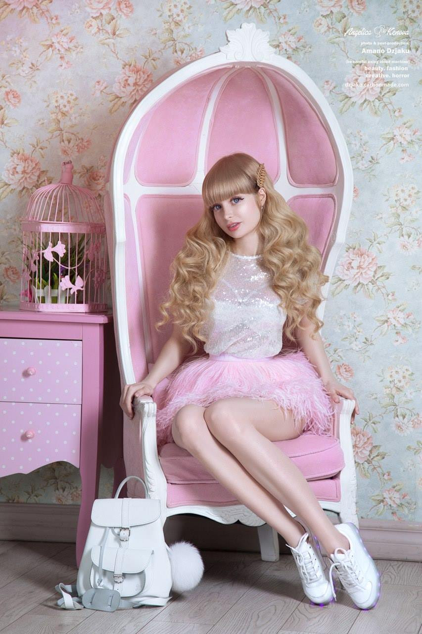 Angelica Kenova thường xuyên mặc trang phục nội y để khoe những đường cong nóng bỏng. Càng ngày, cô càng đăng tải nhiều ảnh khoe “da thịt” hơn là những bộ váy búp bê dễ thương như trước kia.