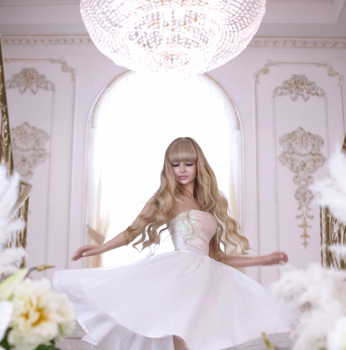 Lớn lên, Angelica Kenova cũng không tránh khỏi sự kiểm soát chặt chẽ của bố mẹ. Thậm chí, khi cô đi hẹn hò bố cũng theo vì không muốn con ra ngoài một mình.