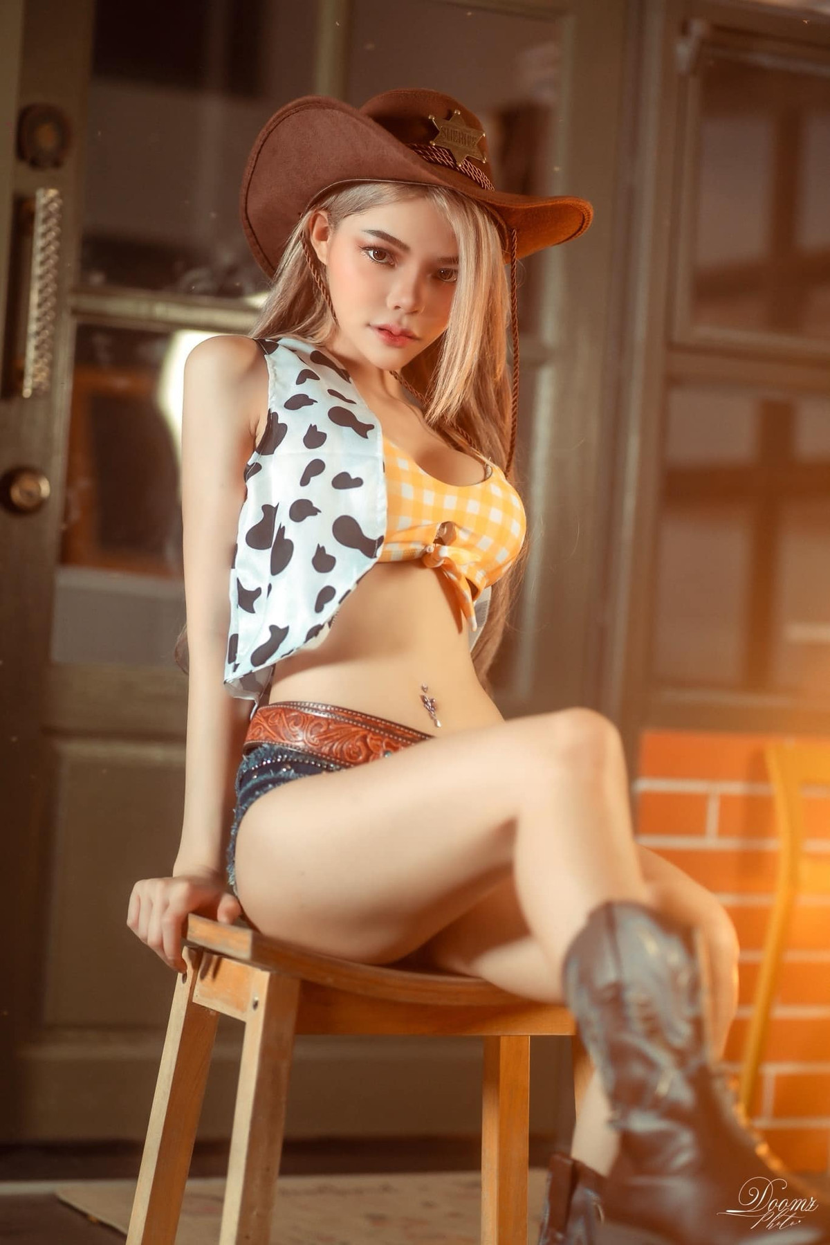 Theo cư dân mạng, có rất nhiều trang phục Noel gợi cảm mà vẫn tinh tế, không nhất thiết phải hở hang quá đà như Saranya Sonpha.