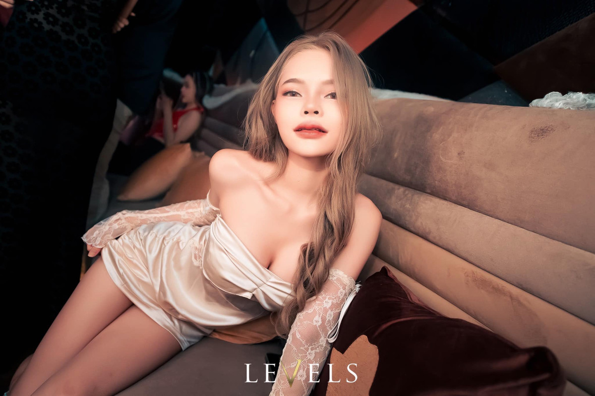 Saranya Sonpha được khen ngợi có khuôn mặt búp bê và dáng vóc săn chắc, gợi cảm tự nhiên.