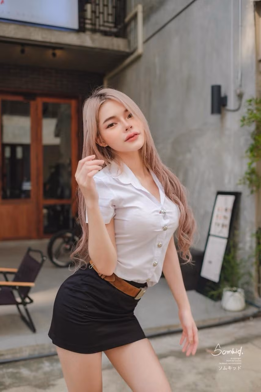 Tuy vậy, gái xinh đến từ Thái Lan cũng gặp phải nhiều chỉ trích vì ăn mặc quá hở hang, thiếu vải.