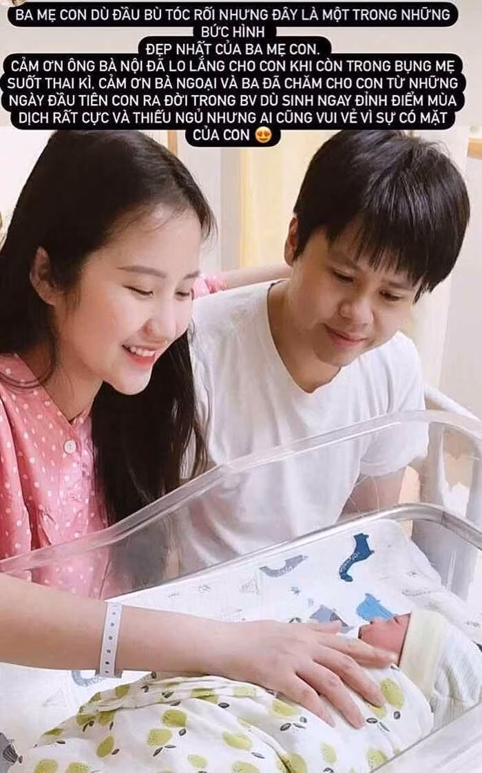 Kèm theo ảnh, Phan Thành viết: "Family dinner" (Tạm dịch: Bữa tối với gia đình).