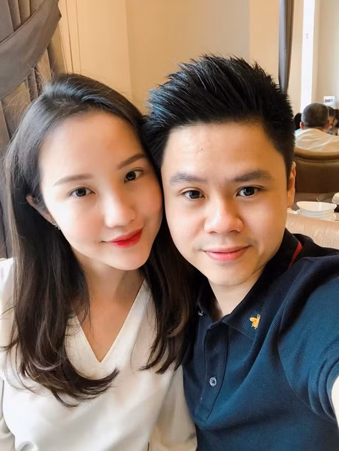 Cụ thể Phan Thành khoác tay qua vai vợ, bà xã của anh cũng dựa sát vào người chồng trông vô cùng tình cảm.