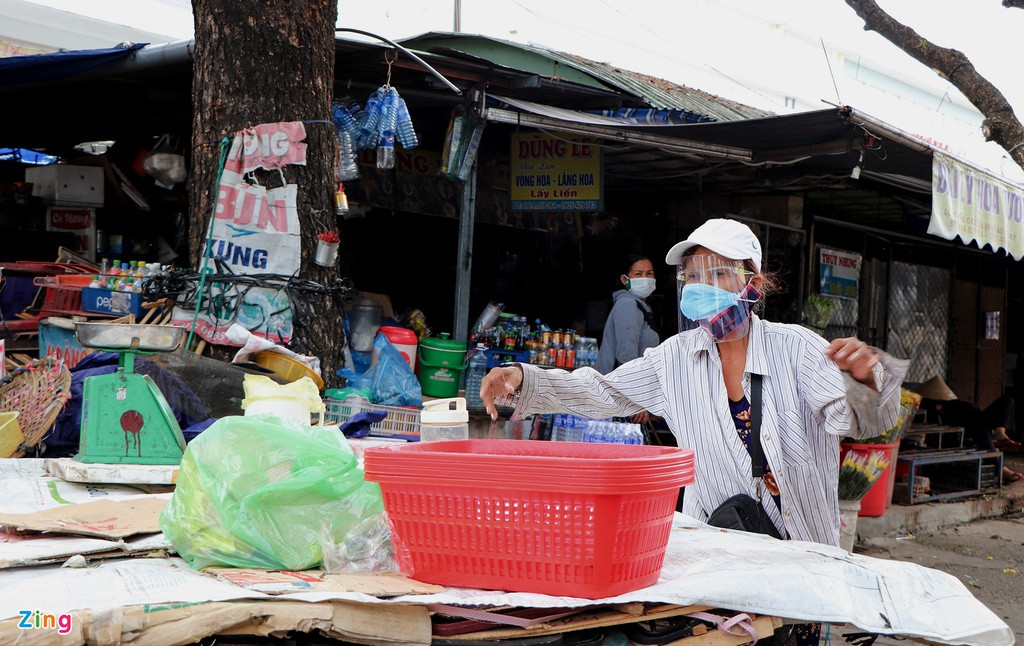 "Giờ tôi dọn dẹp xe hàng rồi đẩy về chứ cũng không có khách. Hôm nay cũng là ngày cuối tôi bán trái cây, sau đó nghỉ để đảm bảo an toàn", bà Đặng Thị Ly, người dân phường An Xuân, TP Tam Kỳ, chia sẻ.