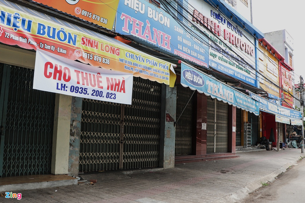 Ghi nhận của Zing chiều 11/8, tại khu vực đường Phan Đình Phùng, phường Phước Hòa, tất cả hàng quán, nhà dân đóng kín cửa.