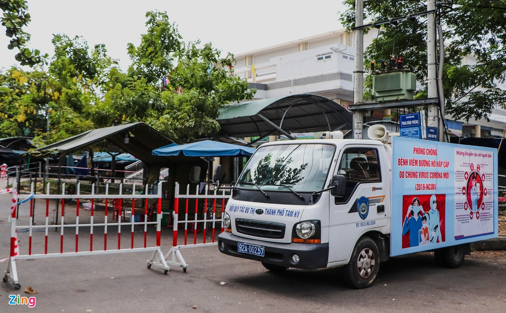 TP Tam Kỳ bố trí nhiều xe tuyên truyền đến người dân khu Chợ Tam Kỳ mang khẩu trang, sát khuẩn tay thường xuyên. TP Tam Kỳ chỉ dừng hoạt động khu chợ chính, bên ngoài vẫn hoạt động buôn bán hàng hóa thiết yếu.