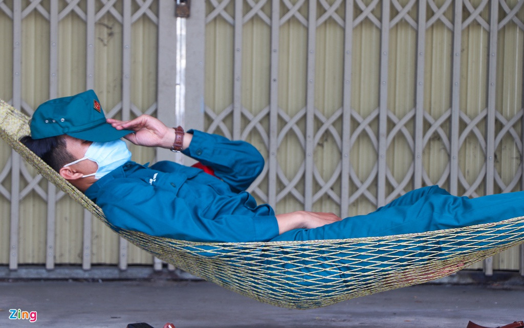 "Thay phiên nhau trực hoài cũng mệt, chúng tôi có chút thời gian rảnh là tìm chỗ nghỉ rồi lại tiếp tục công việc", nam dân quân địa phương nói.