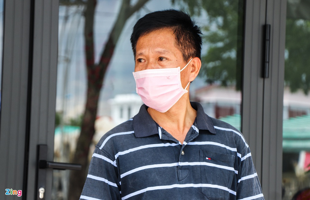 "Nghe tin ở khu chợ có ca tiếp xúc gần của bệnh nhân mắc Covid-19 tôi cũng lo sợ. Bây giờ khu vực này bị phong tỏa, tôi muốn xuống dưới phường làm giấy tờ cũng không được", ông Tấn, người ở gần Chợ Vườn Lài, nói.