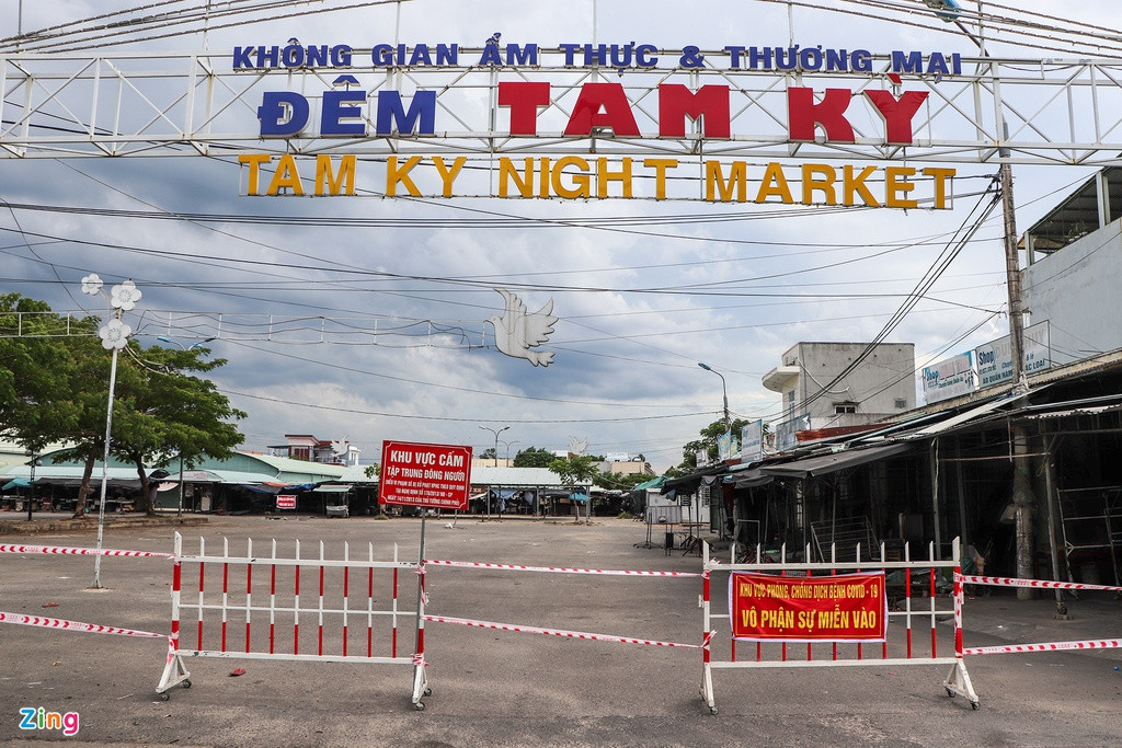 Tại khu vực Chợ Vườn Lài, phường An Sơn, cũng thực hiện phong tỏa, cách ly 20 hộ dân, 195 hộ kinh doanh. Đây là nơi F1 của bệnh nhân đầu tiên tại Tam Kỳ buôn bán.