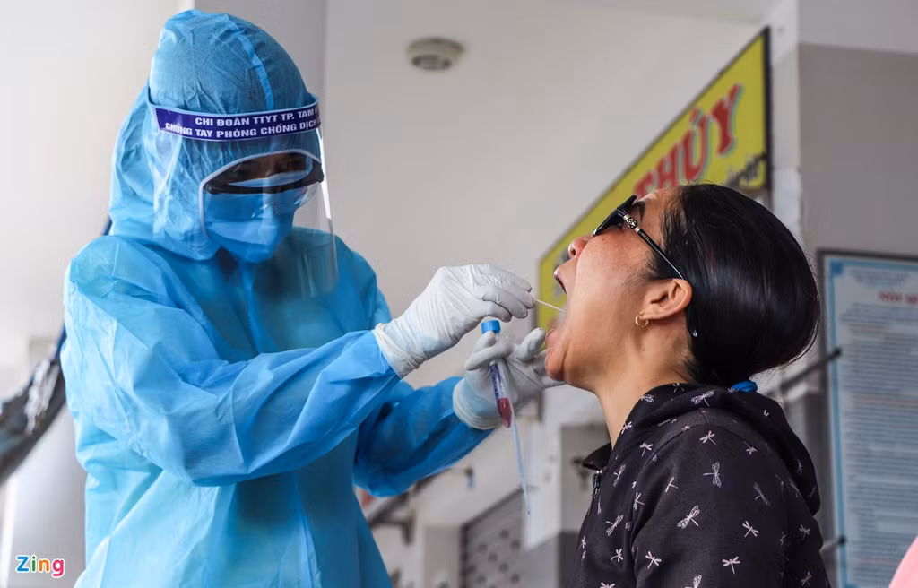 Trong ngày 11/8, ngành y tế tỉnh Quảng Nam lấy mẫu xét nghiệm với khoảng 400 tiểu thương Chợ Tam Kỳ.