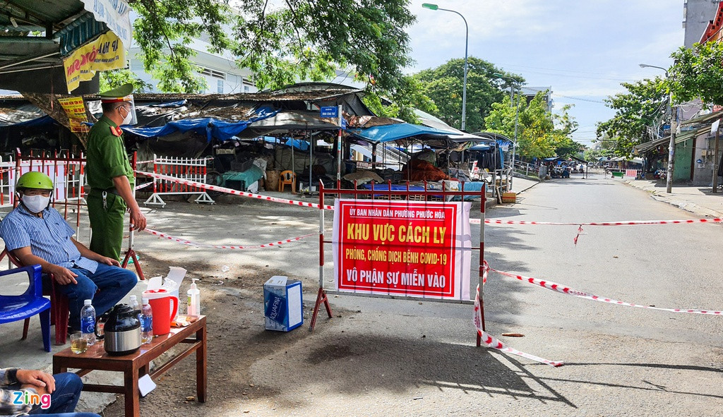 Lực lượng chức năng lập 2 chốt kiểm soát người ra vào, riêng khu vực cách ly không có người dân qua lại để đảm bảo an toàn.