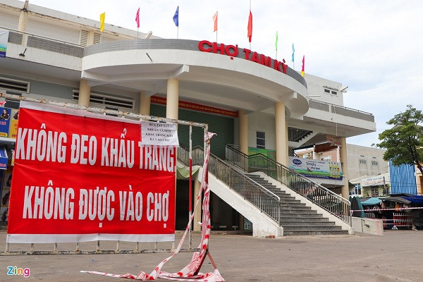 Từ 0h ngày 11/8, UBND tỉnh Quảng Nam phong tỏa tạm thời một số khu dân cư có nguy cơ lây nhiễm Covid-19 tại TP Tam Kỳ. Việc khoanh vùng, phong tỏa gồm 2 khu vực, trong đó có tổ 19, khối phố 2, phường Phước Hòa, với 17 hộ, 54 nhân khẩu, nơi có ca mắc Covid-19 (BN841) được phun thuốc khử trùng.