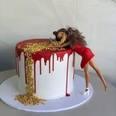 Điển hình như mới đây, loạt bánh sinh nhật lầy lội được dành tặng cho bạn thân được chia sẻ trên mạng xã hội khiến nhiều người thích thú.