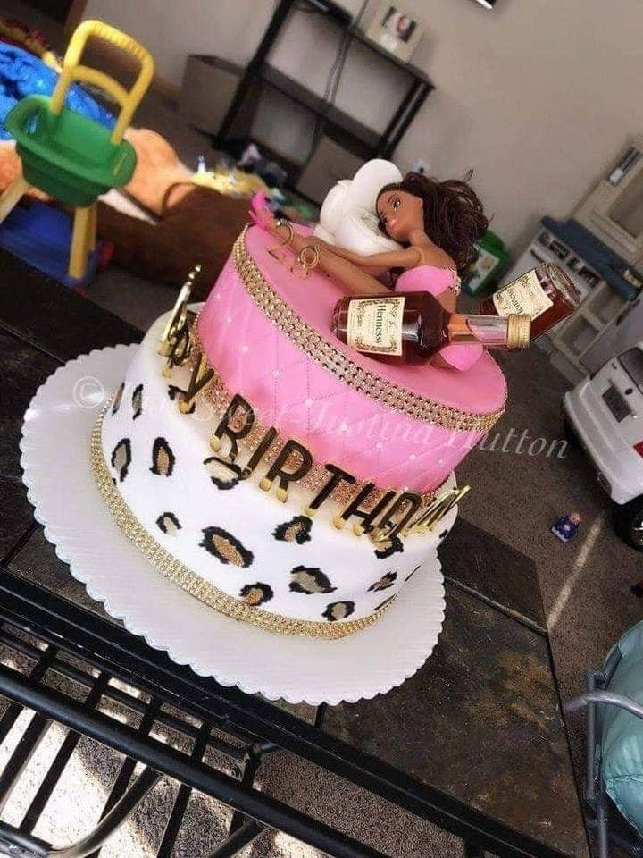 Ấy thế nhưng, với một vài người bạn, thì bánh mừng sinh nhật lại thứ để truyền tải sự... lầy lội. Ở đó, đôi khi là những cú "phốt" về khổ chủ sẽ được mang ra phơi bày.