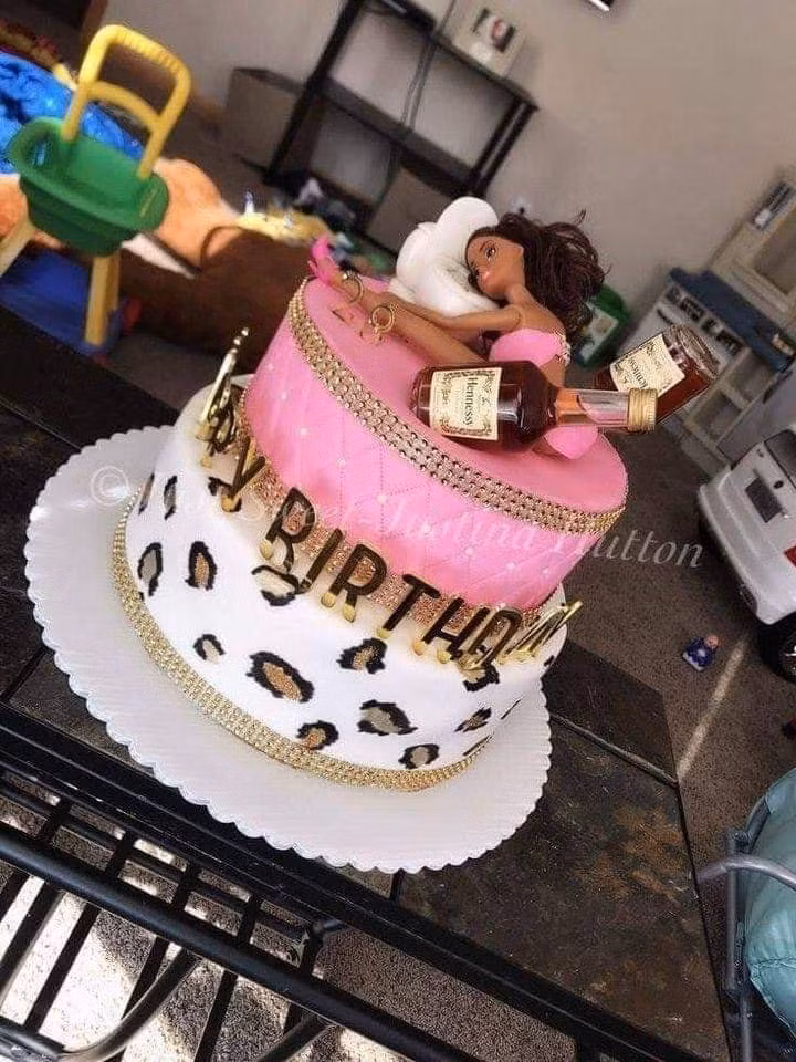 Ấy thế nhưng, với một vài người bạn, thì bánh mừng sinh nhật lại thứ để truyền tải sự... lầy lội. Ở đó, đôi khi là những cú "phốt" về khổ chủ sẽ được mang ra phơi bày.