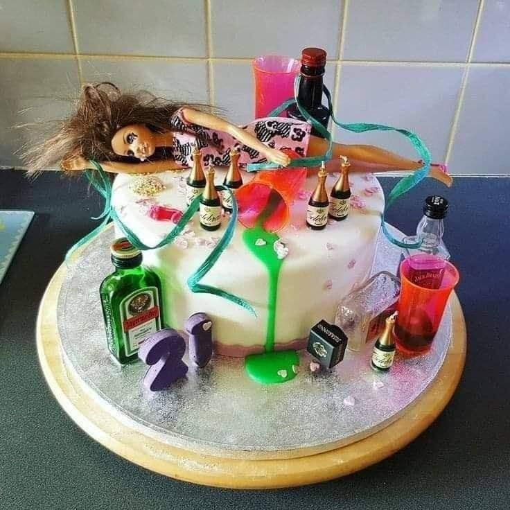 Có lẽ đây là những chiếc bánh sinh nhật ghi lại khoảnh khắc hội chị em "xương máu", cùng nhau thả ga đi nhậu, cùng nhau say rượu bí tỉ không dậy được, và cùng nhau vào nhà vệ sinh để "giải quyết" tàn trận.