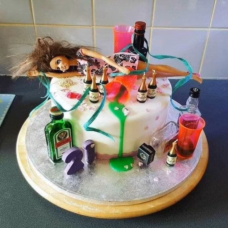 Có lẽ đây là những chiếc bánh sinh nhật ghi lại khoảnh khắc hội chị em "xương máu", cùng nhau thả ga đi nhậu, cùng nhau say rượu bí tỉ không dậy được, và cùng nhau vào nhà vệ sinh để "giải quyết" tàn trận.