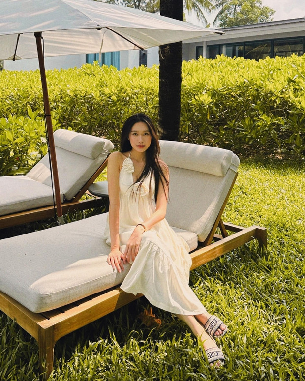 “Bạn ấy là một người thành phố, nhưng khi về quê, tôi cảm giác bạn ấy giống như một cô gái ở quê. Tất cả mọi việc nhà bạn ấy đều làm được hết. Kể cả khi về nhà tôi, ở quê có cỗ, rất nhiều bát đĩa, bạn ấy cũng xắn tay vào rửa bát, để mọi người không phải lo gì” - Văn Hậu từng chia sẻ về vợ mình.