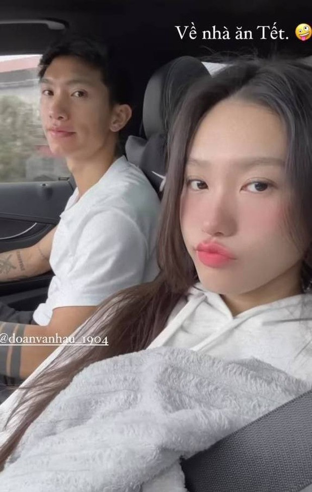 Từ khi còn hẹn hò, Doãn Hải My rất chăm về quê Văn Hậu và được lòng bố mẹ chồng. Cô thường theo chàng cầu thủ về quê và chia sẻ rất gần gũi, xem nhà chồng như nhà mình: “Về nhà ăn Tết”.