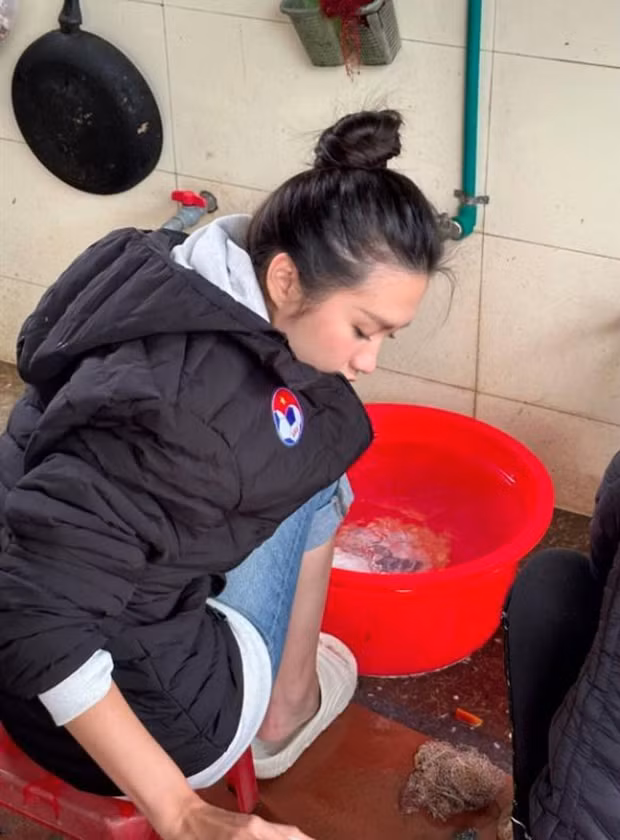 Không những thế, mỗi lần về quê chồng, Doãn Hải My đều không ngại làm việc nhà, sẵn sàng vào bếp phụ giúp, rửa bát khi nhà có công việc. Khoảnh khắc này hoàn toàn khác xa với hình ảnh sang chảnh thường thấy của cô nàng.