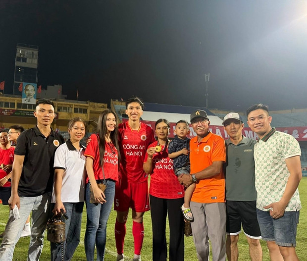 Đoàn Văn Hậu cũng rất hãnh diện về điều này, thoải mái đăng ảnh cô nàng đang rửa bát để khoe với mọi người.