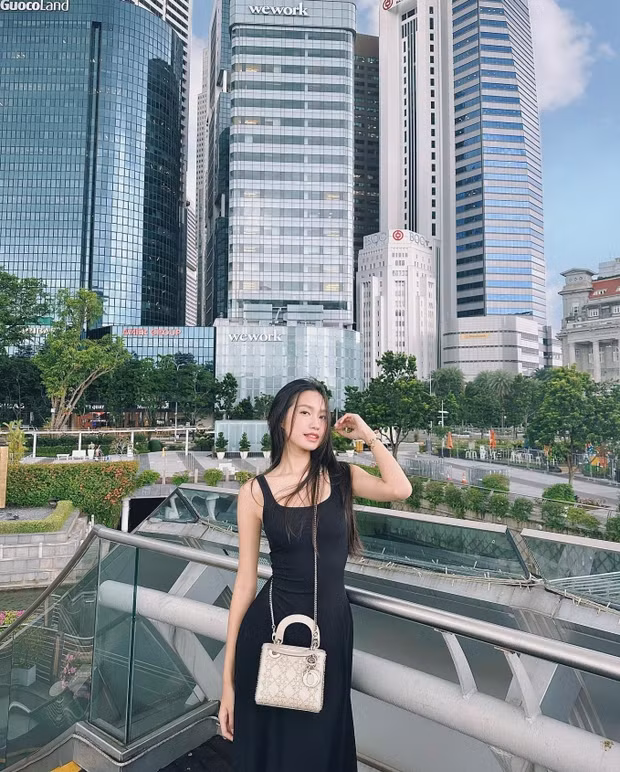 Bố chồng Doãn Hải My còn kể lại, khi về quê chồng và nhà có công việc, dù mới chỉ là bạn gái của Văn Hậu nhưng cô không ngại vào bếp phụ giúp mọi người.