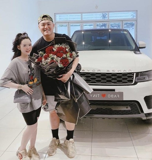 Nhắc đến Fabo Nguyễn, chắc chẳn những người trong giới sneakerhead và hypebeast (cộng đồng yêu thích giày hiệu và những món đồ hợp trào lưu) tại Việt Nam sẽ không còn xa lạ gì nữa. Không chỉ giàu có, tài năng, anh chàng còn được ngưỡng mộ bởi cuộc sống hôn nhân hạnh phúc bên cạnh hot girl Vân Tiny.