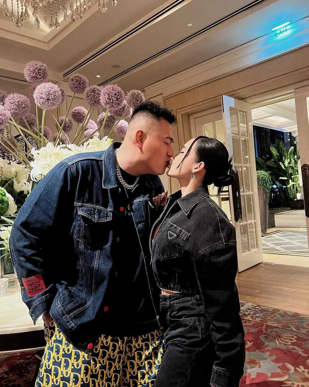 Theo lời Fabo Nguyễn chia sẻ trong một chương trình truyền hình, anh quen vợ thông qua mạng xã hội. Ban đầu, khi thấy Vân Tiny chia sẻ "status" của mình, anh đã vào trang cá nhân xem và bị bất ngờ trước vẻ dễ thương của đối phương.