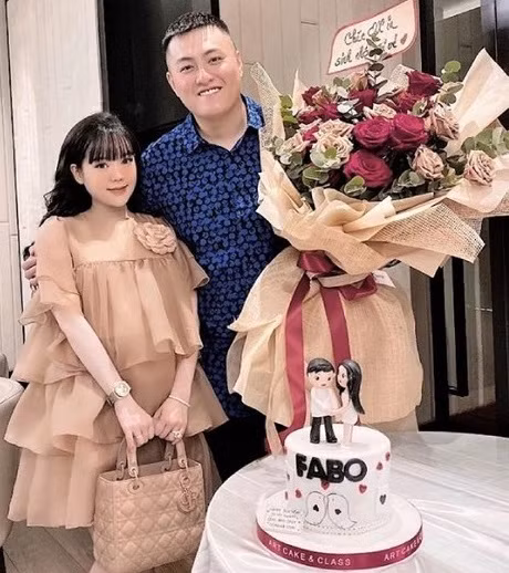 Fabo Nguyễn (tên thật Nguyễn Ngọc Tuấn, sinh năm 1987), là con trai duy nhất của ông chủ chuỗi cửa hàng điện tử lớn nhất nhì TP HCM. Bản thân anh cũng là một ông chủ lớn, kinh doanh ở nhiều mảng khác nhau, tập trung nhiều nhất vào đầu tư bất động sản và tiền ảo.