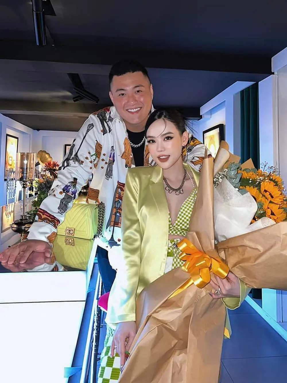 Đặc biệt, Fabo Nguyễn còn được mệnh danh là "ông hoàng chiều vợ". Dù là dịp gì, anh cũng tặng vợ những món quà "ngập mùi tiền".