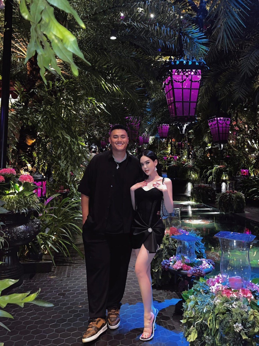 Cuộc sống hôn nhân của Fabo Nguyễn và Vân Tiny cũng ngập tràn màu hồng. Cả hai thường xuyên xuất hiện bên nhau, chăm chỉ dành cho đối phương những cử chỉ, lời nói ngọt ngào, tình tứ.