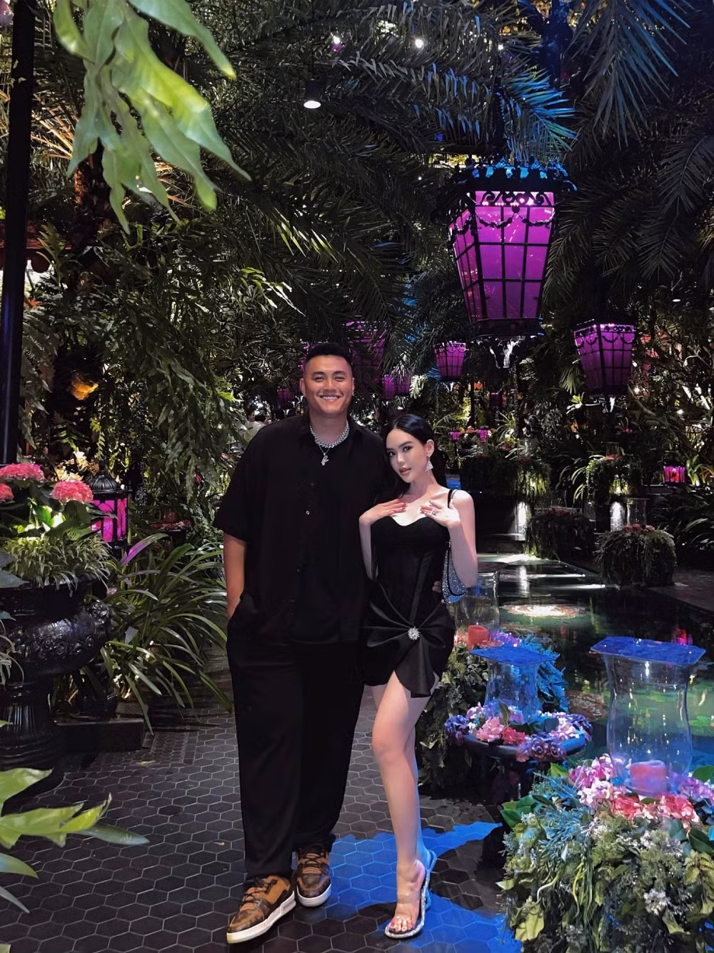 Cuộc sống hôn nhân của Fabo Nguyễn và Vân Tiny cũng ngập tràn màu hồng. Cả hai thường xuyên xuất hiện bên nhau, chăm chỉ dành cho đối phương những cử chỉ, lời nói ngọt ngào, tình tứ.