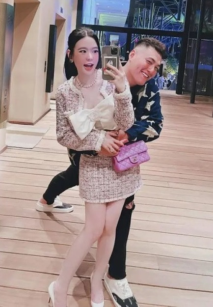 Đám cưới của Fabo Nguyễn và Vân Tiny được tổ chức tại một trong những khách sạn sang trọng nhất Sài thành, không gian choáng ngợp chẳng kém gì tiệc của sao hạng A.