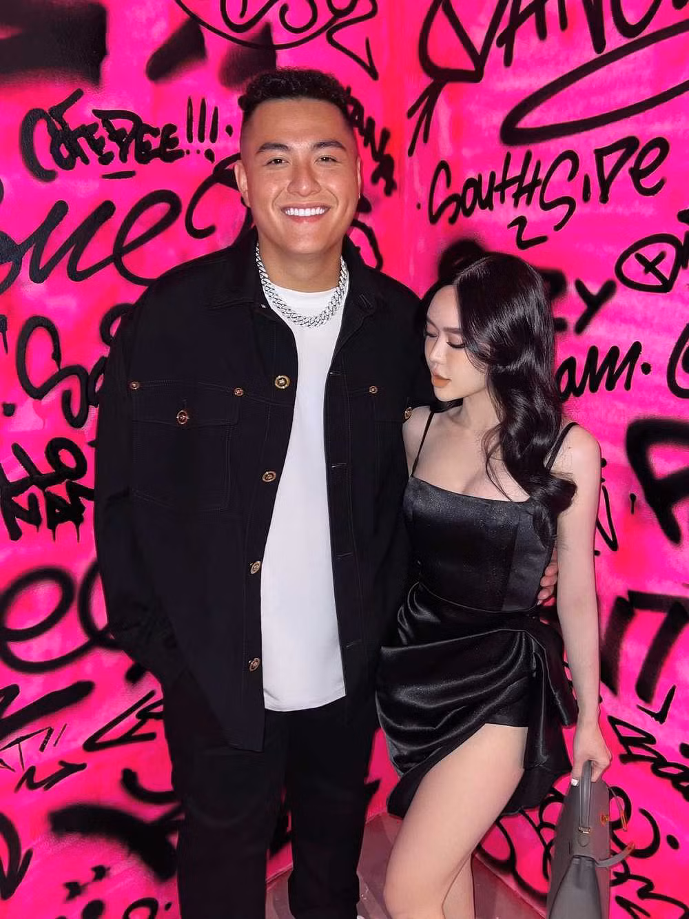 Suốt 1 năm bên nhau, Vân Tiny không hề hay biết bạn trai là con nhà đại gia. Đến khi cả hai tính đến chuyện cưới xin rồi, cô mới vỡ lẽ chồng tương lai là con trai duy nhất của "ông trùm" đồ điện tử ở Sài Gòn.