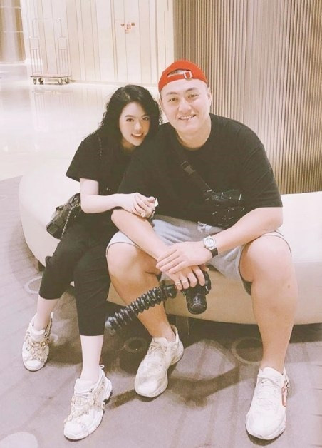 Năm 2015, Fabo Nguyễn bất ngờ "về chung một nhà" với bạn gái Vân Tiny. Giống như chồng, nàng hot girl Việt Nam này cũng xuất thân từ một gia đình có điều kiện.