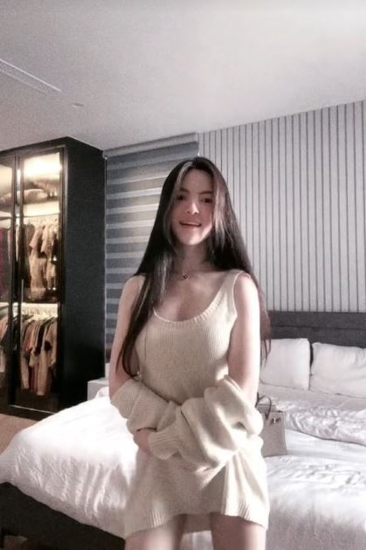 Bà xã Quang Hải tung tăng thả dáng, nụ cười luôn nở trên môi, bước đi uyển chuyển trong hầm xe vắng người. Cô nàng còn khoác thêm áo bên ngoài nhưng buông thõng ở cánh tay để khoe body mảnh mai.