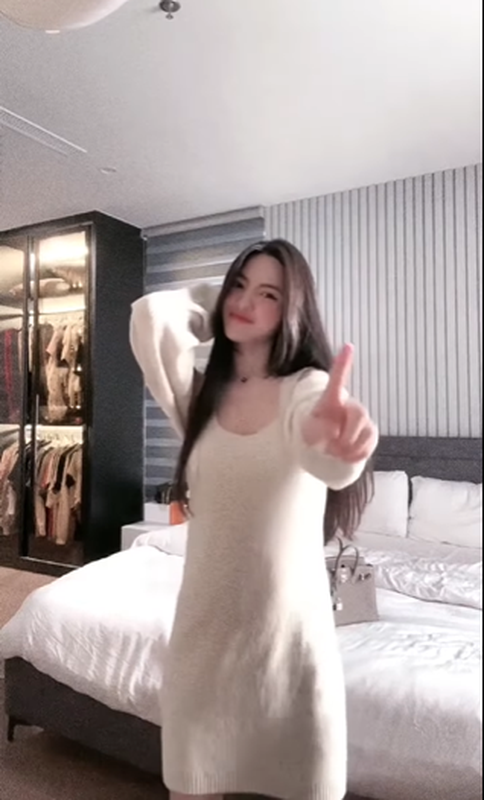 Dù vậy, dân mạng lại chú ý đến khoảnh khắc Chu Thanh Huyền chợt "xả vai", dừng lại và xoay người đi về phía xe của mình.