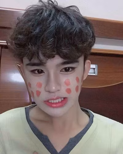 Tuy nhiên chuyện tình của Trần Đức Bo và đối phương kéo dài chưa lâu thì "hot TikToker" quay xe, cho biết cả hai chỉ dừng lại ở chị em tốt, không thể tiến xa được.