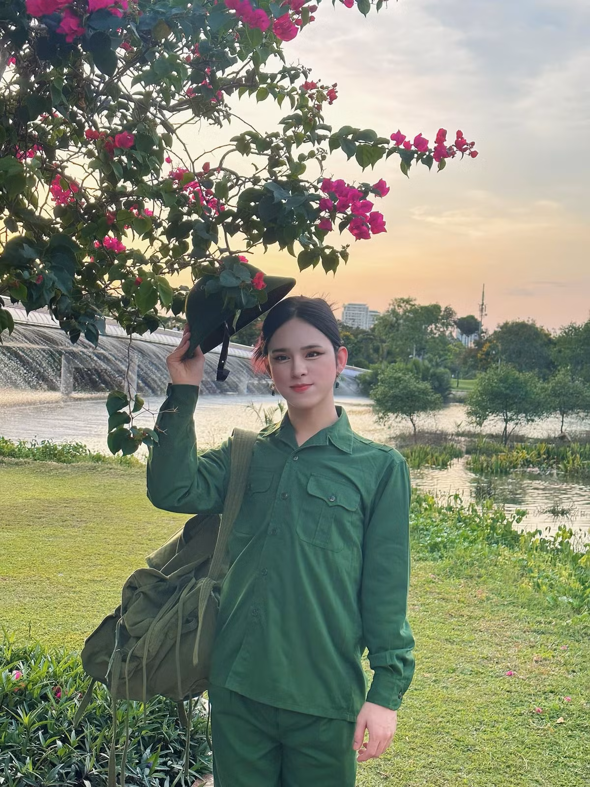 Nhiều người con đùa rằng vậy là Bo đã bỏ lỡ cơ hội tha hồ được gặp các anh trai rồi!